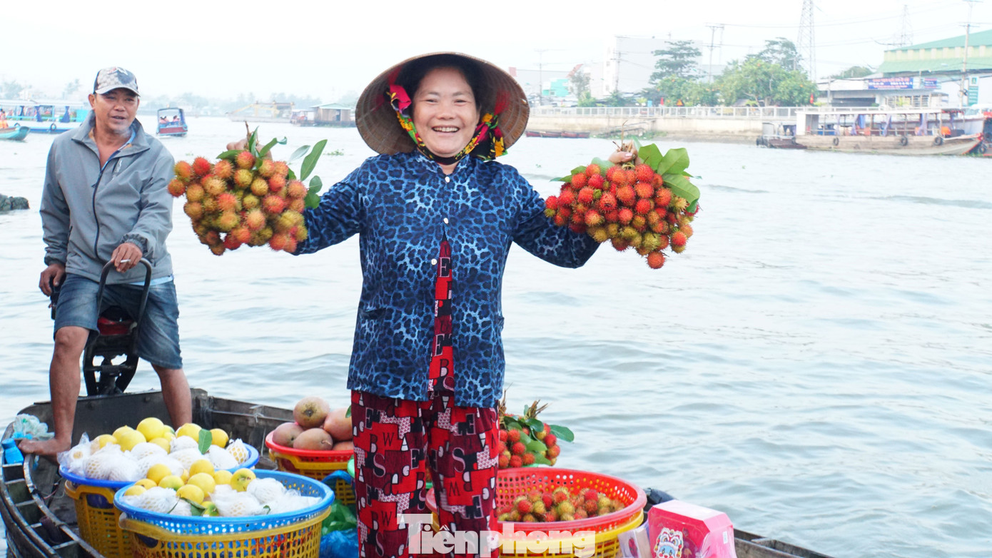 Người dân bán trái cây cho du khách tại chợ nổi Cái Răng. Ảnh: Hòa Hội