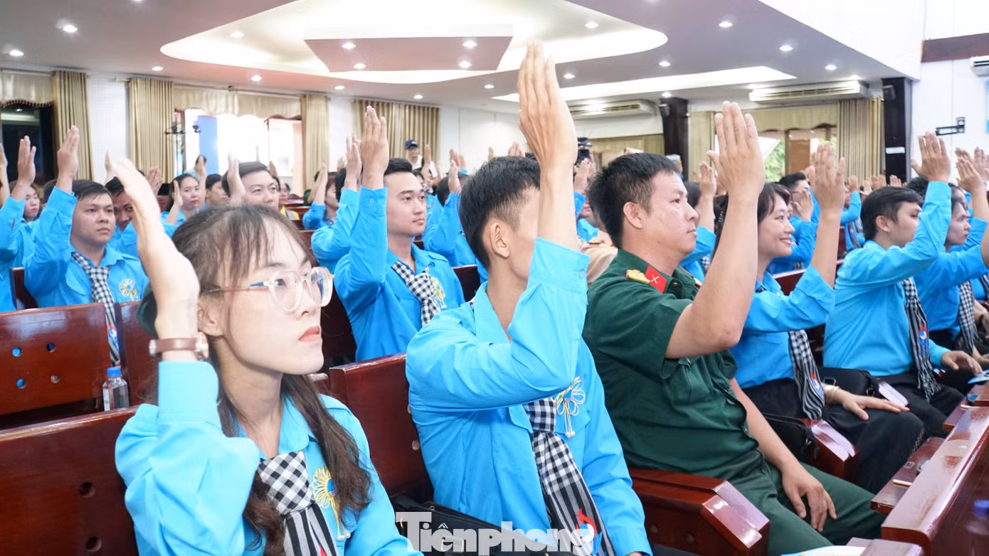 Đại biểu biểu quyết. Ảnh: Hòa Hội
