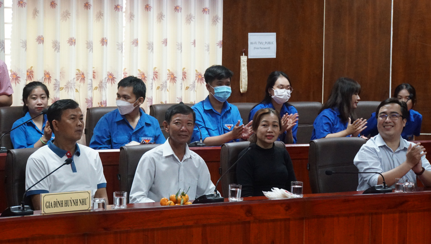 Gia đình Huỳnh Như tham dự buổi trao học bổng toàn phần thạc sỹ ngành quản lý giáo dục