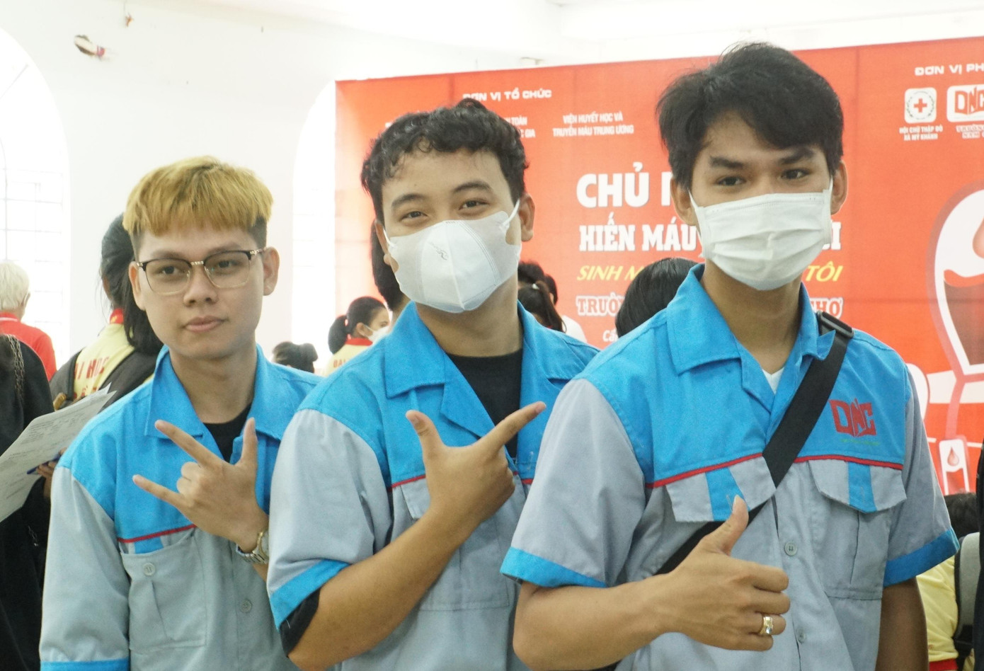 Các bạn sinh viên hào hứng tham gia hiến máu. - Ảnh: Hòa Hội