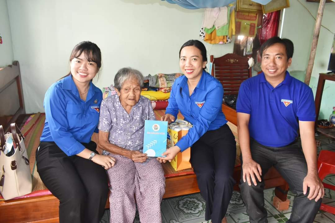 Tặng quà cho gia đình chính sách. Ảnh: PV.