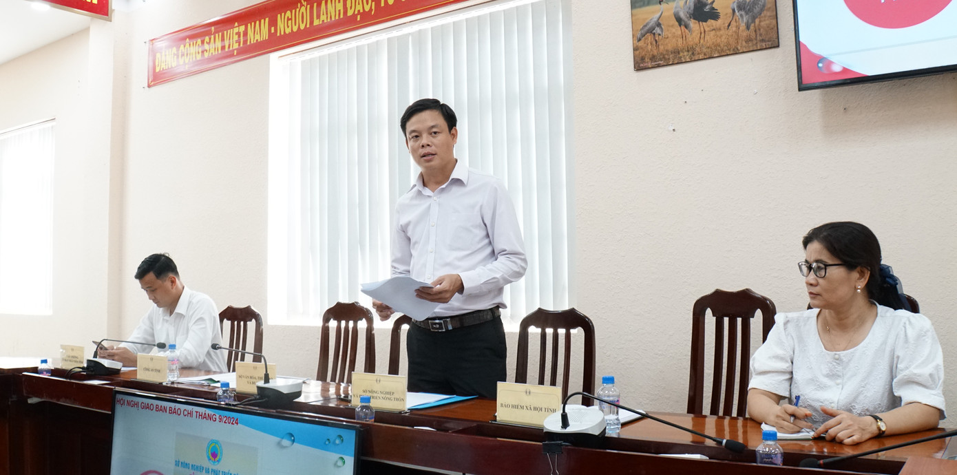 Ông Huỳnh Tất Đạt, Phó giám đốc Sở NN&amp;PTNT Đồng Tháp trao đổi với báo chí. Ảnh: Hòa Hội