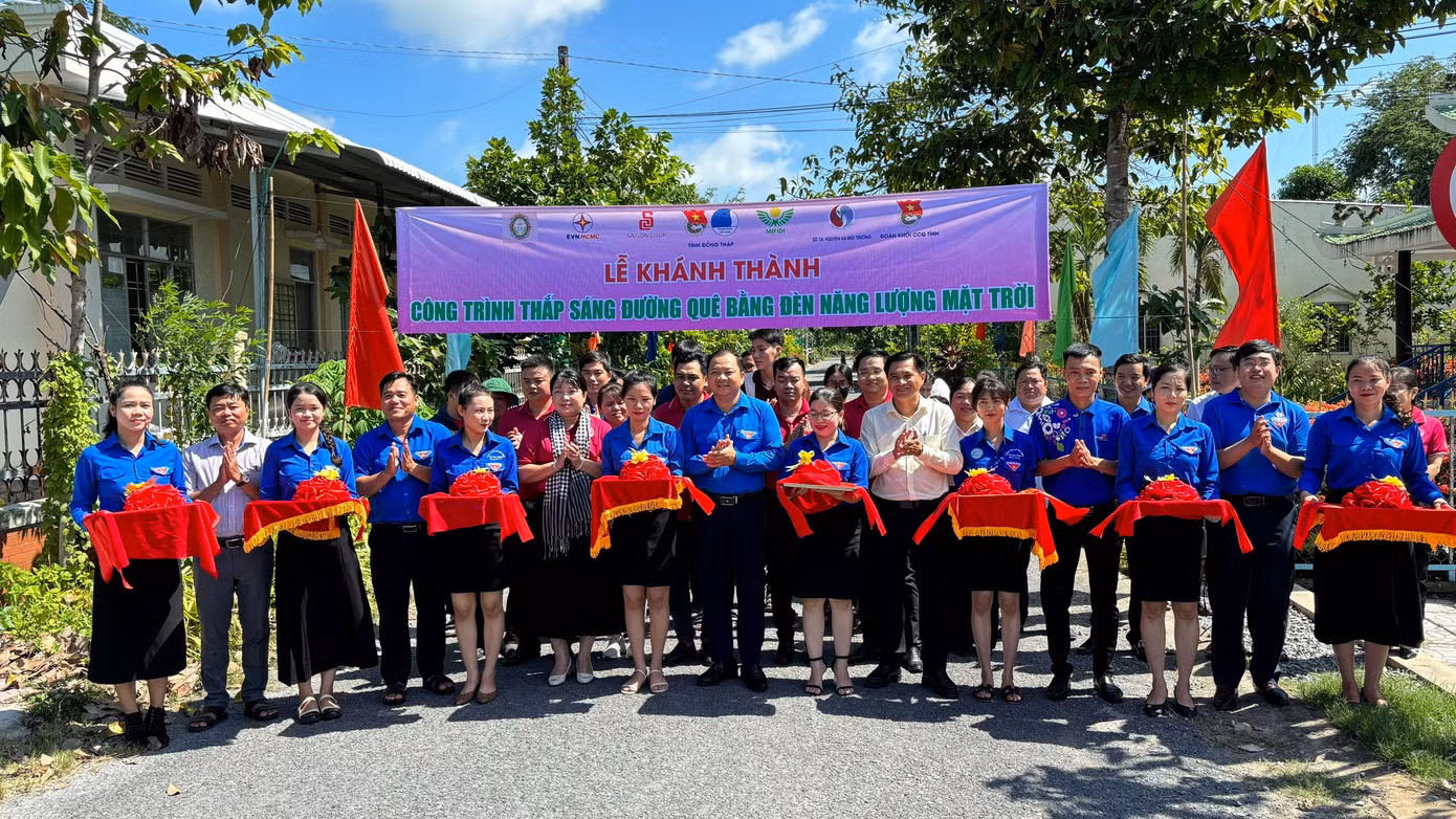 Khánh thành công trình thắp sáng đường quê tại huyện Cao Lãnh, tỉnh Đồng Tháp.