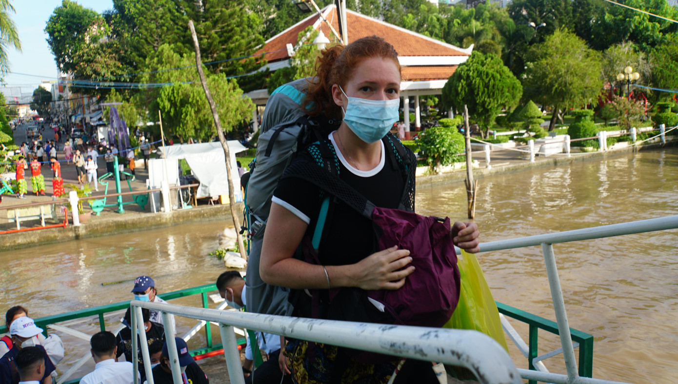 Khách quốc tế lên tàu Khách quốc tế lên tàu