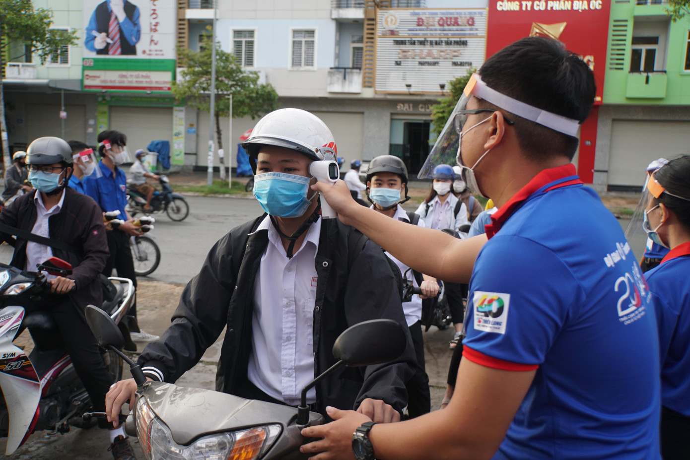 Ghi nhận của phóng viên Tiền Phong tại điểm thi trường THPT Trần Đại Nghĩa (phường Hưng Phú, quận Cái Răng), sáng nay thời tiết mát mẻ, các tình nguyện viên xếp thành 2 hàng trước cổng trường để hỗ trợ thí sinh sát khuẩn, đo nhiệt độ, đồng thời phục vụ nước uống cho thí sinh. - Ảnh: Hòa Hội Ghi nhận của phóng viên Tiền Phong tại điểm thi trường THPT Trần Đại Nghĩa (phường Hưng Phú, quận Cái Răng), sáng nay thời tiết mát mẻ, các tình nguyện viên xếp thành 2 hàng trước cổng trường để hỗ trợ thí sinh sát khuẩn, đo nhiệt độ, đồng thời phục vụ nước uống cho thí sinh. - Ảnh: Hòa Hội