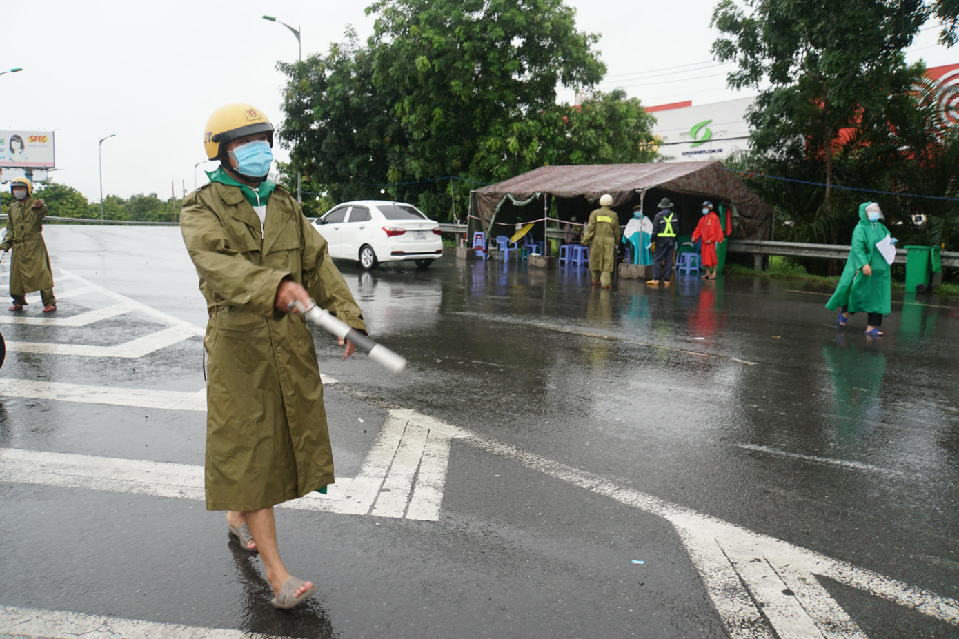 Lực lượng cảnh sát giao thông dầm mưa làm nhiệm vụ