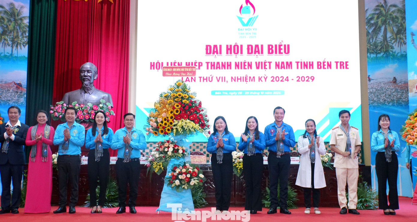 Ban Thường vụ Tỉnh Đoàn Bến Tre tặng hoa chúc mừng đại hội. Ảnh: Hòa Hội