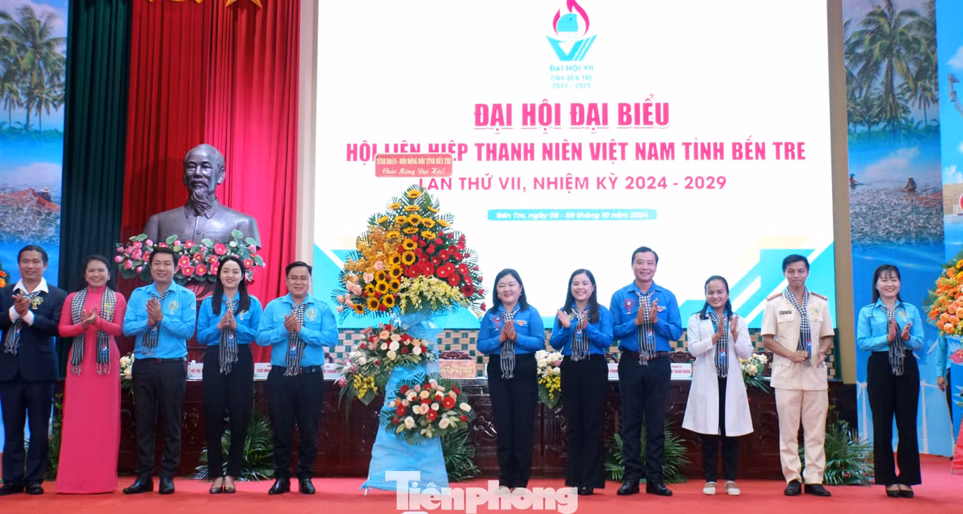 Ban Thường vụ Tỉnh Đoàn Bến Tre tặng hoa chúc mừng đại hội. Ảnh: Hòa Hội