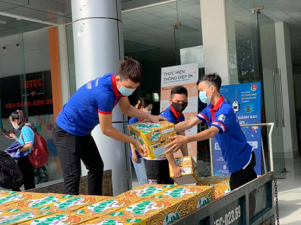 Tình nguyện viên vận chuyển nước lên xe Tình nguyện viên vận chuyển nước lên xe