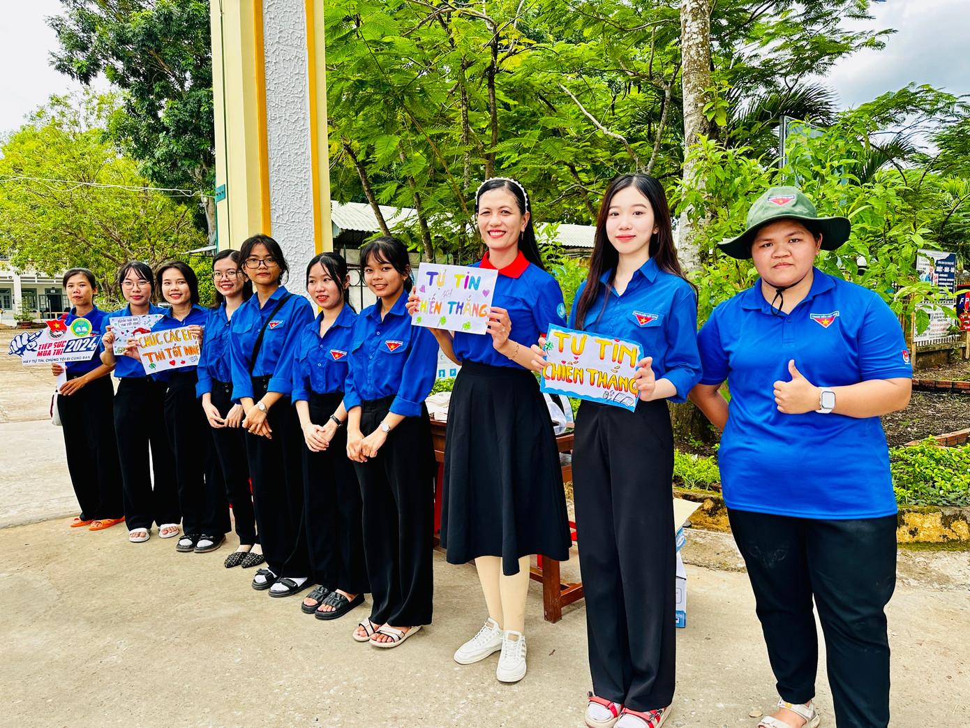 Cô Tâm cùng các bạn tình nguyện viên