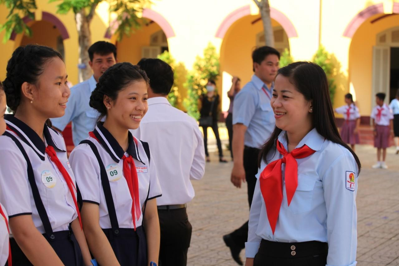 Chị Lư Thị Ngọc Anh – Phó Bí thư thường trực Thành Đoàn, Chủ tịch Hội đồng Đội thành phố Cần Thơ đã động viên, chia sẻ với những khó khăn trong đời sống của gia đình các em học sinh có hoàn cảnh khó khăn đặc biệt là bị ảnh hưởng thêm bởi dịch bệnh COVID - 19; đồng thời, mong muốn các hộ gia đình vượt lên khó khăn, ổn định cuộc sống và hy vọng những phần quà sẽ góp phần nào giúp các em cùng gia đình khắc phục khó khăn và tạo động lực để các em phấn đấu trong học tập.