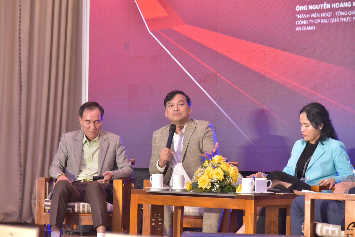 Ông Dương Long Thành - Phó Chủ tịch Hội Doanh nhân trẻ Việt Nam chia sẻ tại diễn đàn. Ảnh: Hòa Hội