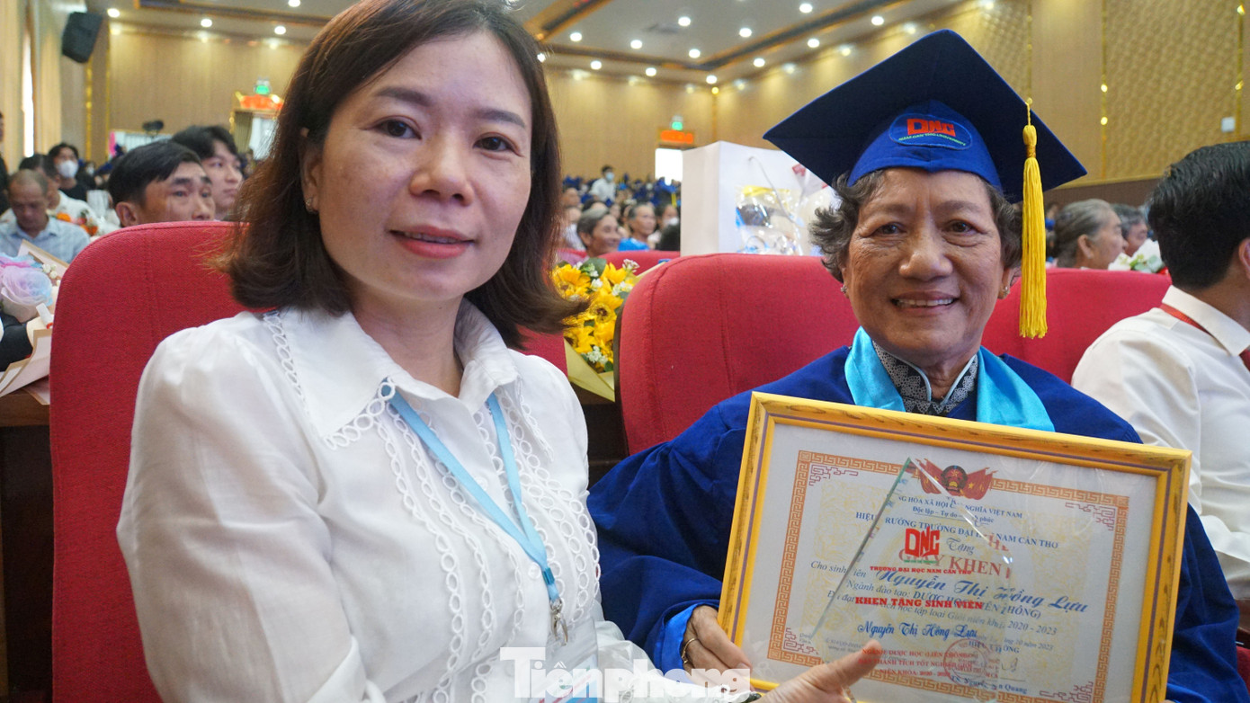 Bà Lựu bên cạnh giảng viên của Trường Đại học Nam Cần Thơ. Ảnh: Hòa Hội. Bà Lựu bên cạnh giảng viên của Trường Đại học Nam Cần Thơ. Ảnh: Hòa Hội.