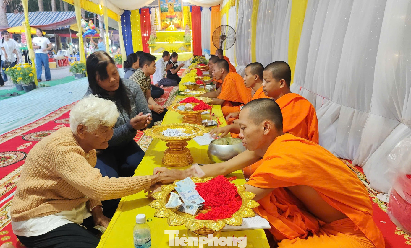 Phật tử xin đeo chỉ đỏ vào tay. Phật tử xin đeo chỉ đỏ vào tay.