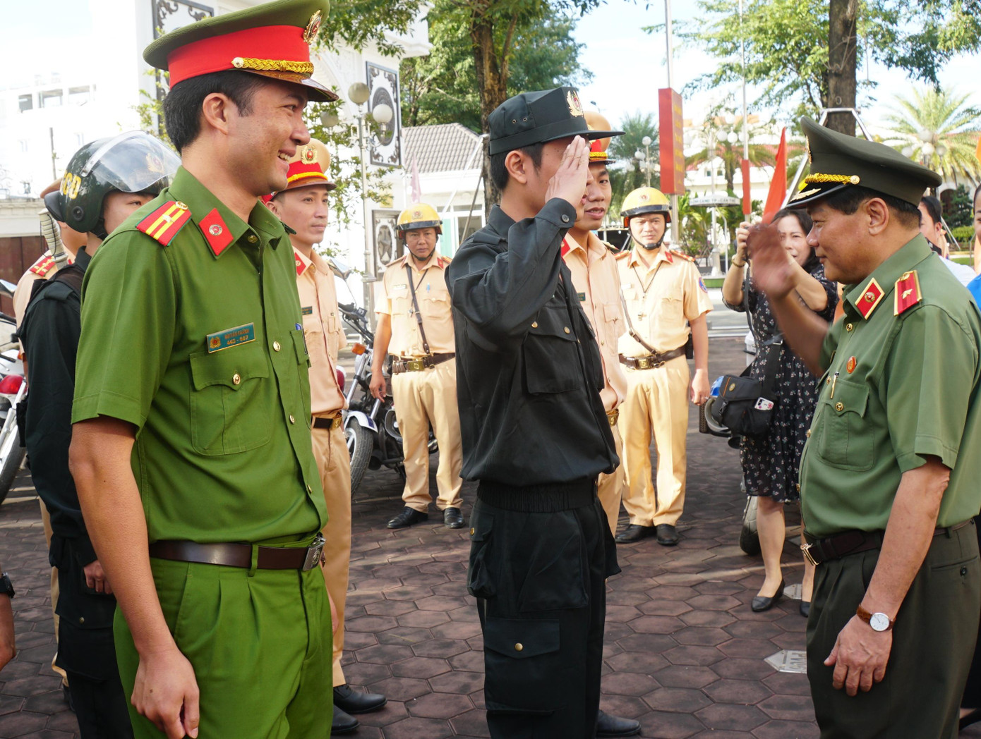 Thiếu tướng Nguyễn Văn Thuận, Giám đốc Công an thành phố Cần Thơ động viên các chiến sỹ hoàn thành nhiệm vụ.