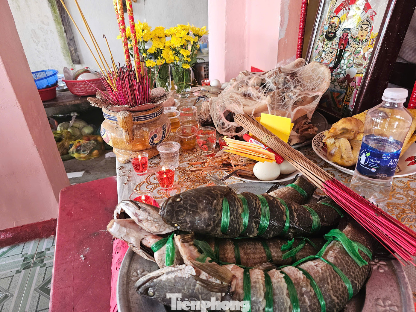 Lễ hội do người dân địa phương đứng ra tổ chức, từ việc trang trí, làm tàu “tống ôn” và cả những vật phẩm để cúng bái… đều do cư dân Xóm Chài và người quanh vùng thực hiện. Ảnh: Hòa Hội.