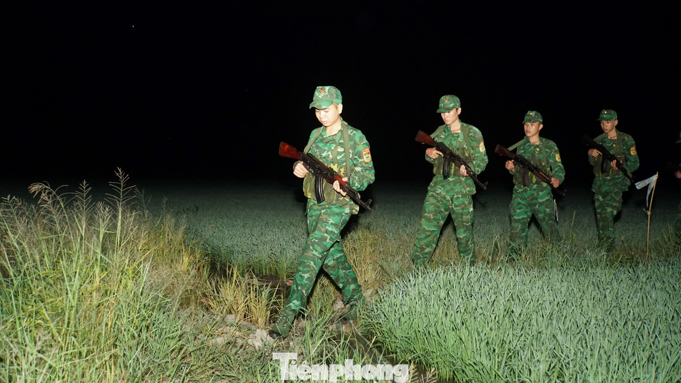 Trung tá Cao Ngọc Khuê - Chính trị viên Đồn Biên phòng Vĩnh Nguơn, cho biết, dù buôn lậu không còn hoạt động mạnh như trước, nhưng tình trạng buôn lậu nhỏ, lẻ vẫn diễn ra. Ảnh: Hòa Hội