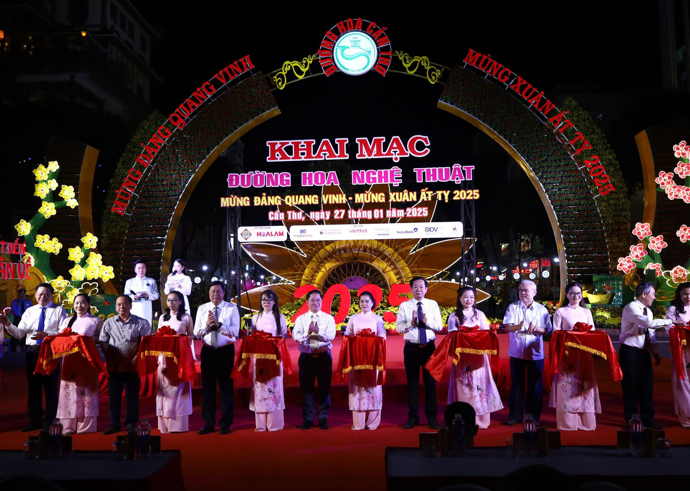 Lãnh đạo thành phố Cần Thơ khai mạc đường hoa xuân. Lãnh đạo thành phố Cần Thơ khai mạc đường hoa xuân.