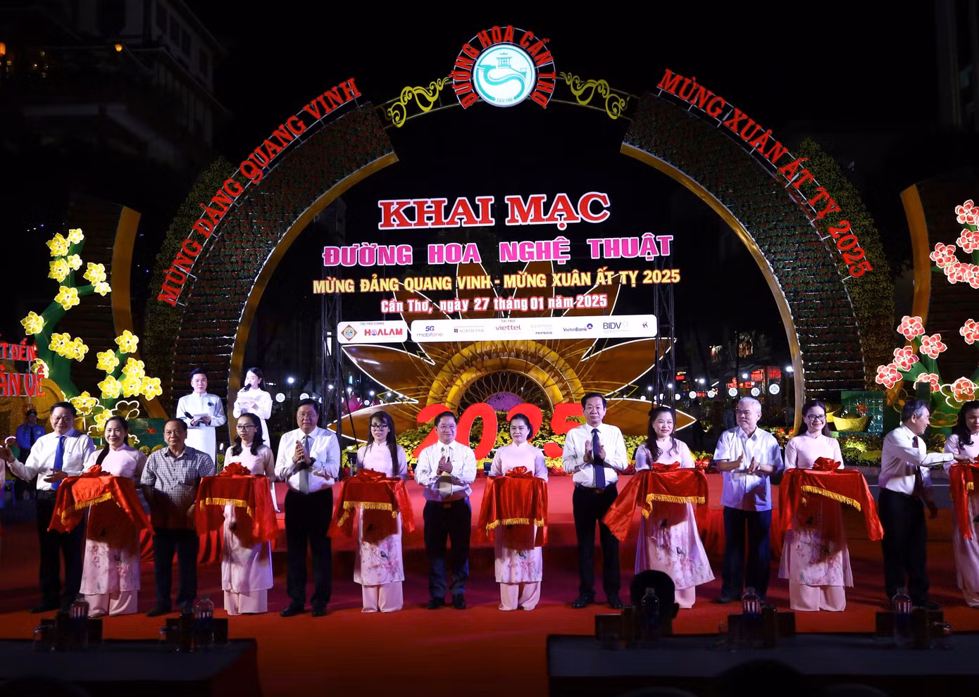 Lãnh đạo thành phố Cần Thơ khai mạc đường hoa xuân. Lãnh đạo thành phố Cần Thơ khai mạc đường hoa xuân.