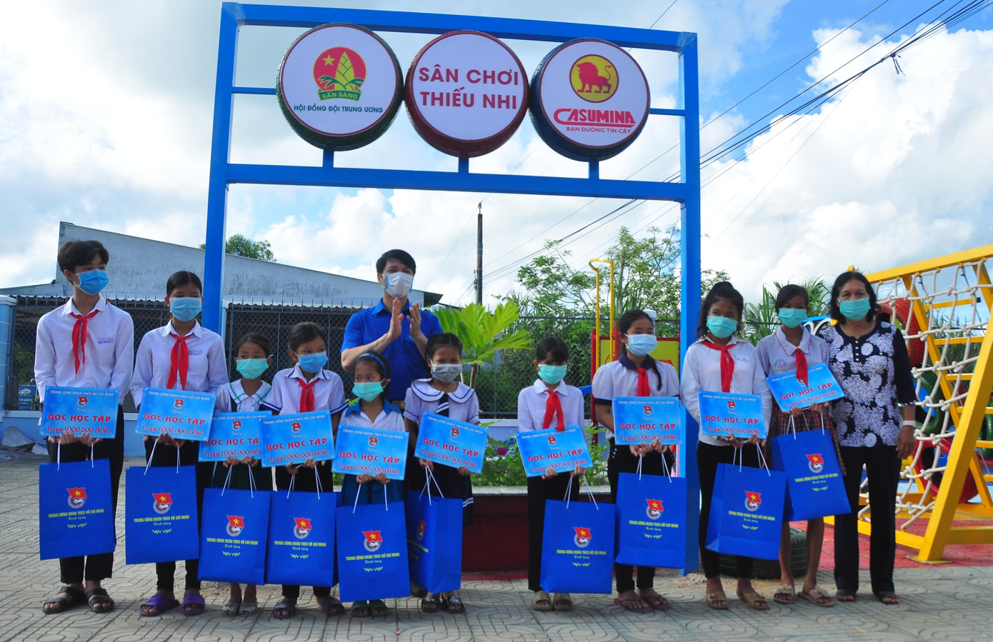 Nhằm giúp cho các em học sinh có hoàn cảnh khó khăn có thêm động lực tiếp bước đến trường. Trung ương Đoàn, Hội đồng Đội Trung ương, Đoàn Thanh niên Bộ Công An trao tặng 60 góc học tập cho các em học sinh trên địa bàn huyện Cầu Kè, mỗi góc học tập trị giá 1 triệu đồng. Ngoài ra, Hội đồng Đội Trung ương còn trao tặng công trình không gian đọc sách và sinh hoạt đội trị giá 200 triệu đồng cho trường Tiểu học Phong Phú B.