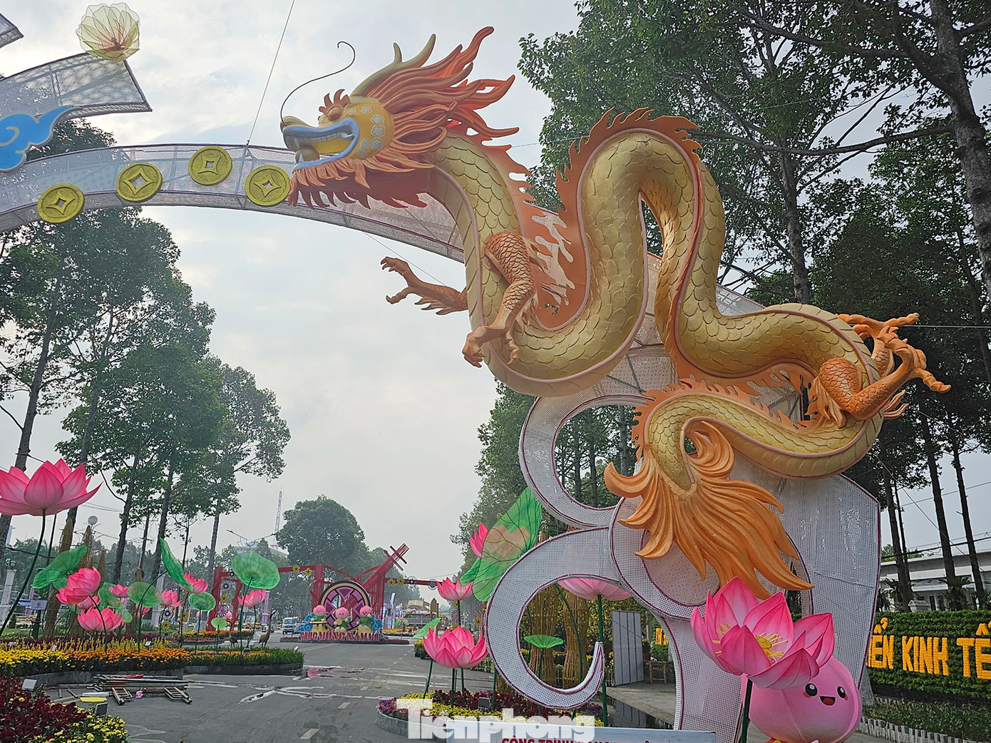 Đường hoa xuân TP. Cao Lãnh được tổ chức thi tuyển thiết kế. Kết quả, Công ty CP Sao Tháng Tám Việt Nam (AGS) đoạt giải nhất, được lựa chọn thi công. Ảnh: Hòa Hội