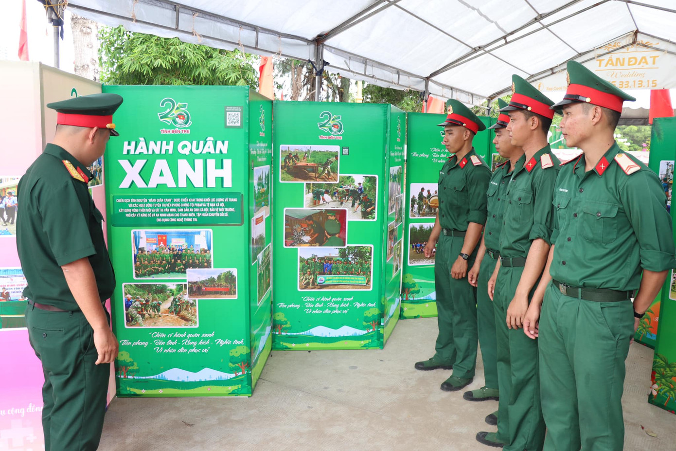 Cán bộ chiến sĩ tham quan triển lãm. Cán bộ chiến sĩ tham quan triển lãm.