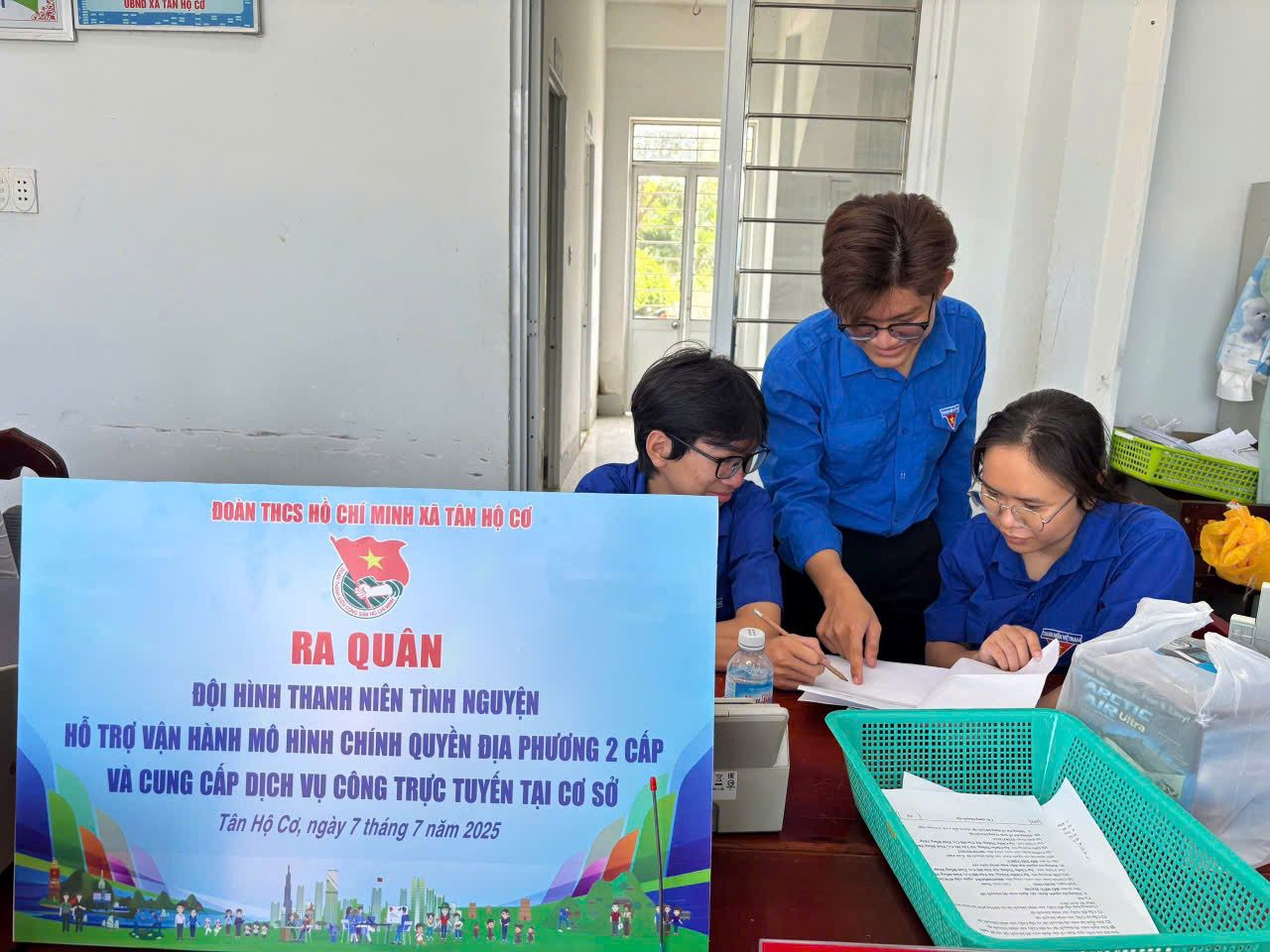 Các bạn hỗ trợ người dân ghi hồ sơ giấy, nộp hồ sơ trực tuyến trên Cổng dịch vụ công quốc gia. Tuyên truyền quy trình giải quyết thủ tục hành chính, giúp người dân hiểu đúng và chuẩn bị đầy đủ hồ sơ. Hướng dẫn người dân cài đặt và sử dụng ứng dụng VNeID.