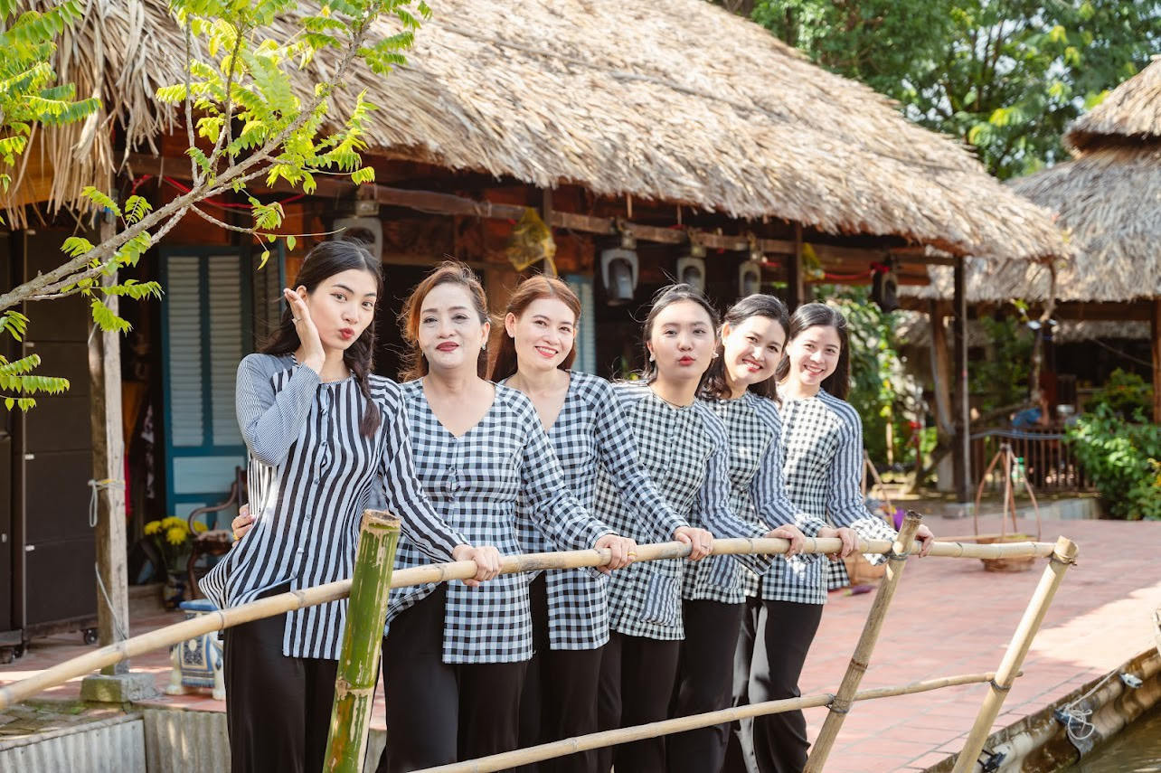 Phụ nữ Cần Thơ với trang phục áo bà ba.