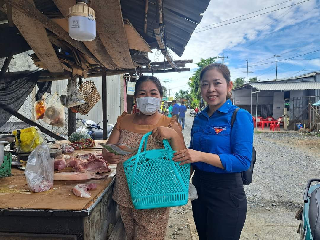 ĐVTN tuyên truyền và cài đặt ứng dụng không dùng tiền mặt cho người dân.