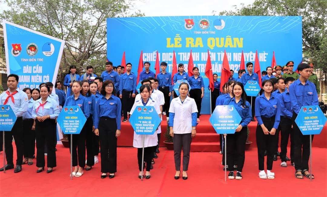 Các đội hình tình nguyện tại lễ ra quân chiến dịch hè. Ảnh: PV.