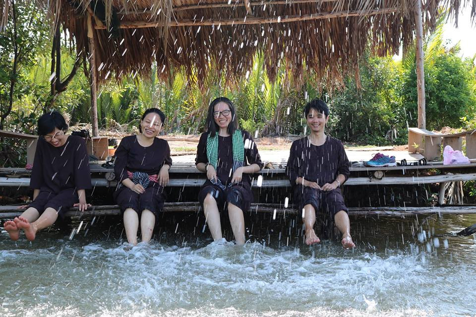 Du khách trải nghiệm rừng ngập mặn tại Bến Tre.