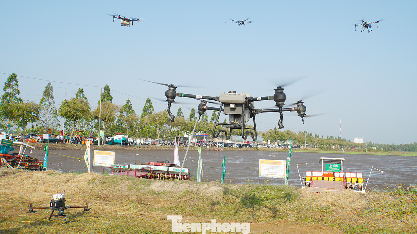 10 thiết bị bay không người lái trình diễn ấn tượng. Ảnh: Hòa Hội.