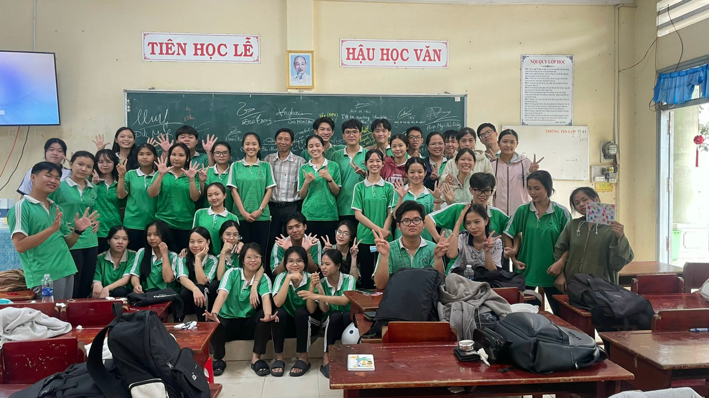 Như chụp ảnh kỉ niệm cùng bạn bè trong lớp. Như chụp ảnh kỉ niệm cùng bạn bè trong lớp.