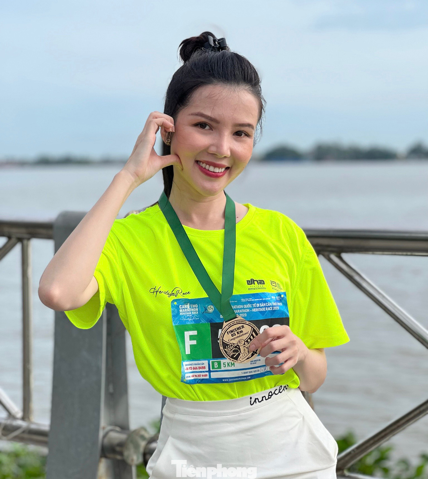Hoa khôi Huỳnh Thúy Vi, Đại sứ du lịch thành phố Cần Thơ không chỉ tham gia với vai trò quảng bá hình ảnh mà cô còn đăng ký chạy cự ly 5km. Chia sẻ với phóng viên Tiền Phong, Thúy Vi hào hứng nói: "Marathon là một bộ môn mà tôi yêu thích, vừa rèn luyện sức khỏe, nâng cao tinh thần thể thao và đặc biệt hơn là dịp này tôi được chạy trên mảnh đất quê hương Cần Thơ xinh đẹp". Ảnh: Hòa Hội Cung đường chạy của giải Marathon quốc tế di sản Cần Thơ năm nay đi qua trung tâm thành phố và các địa danh nổi tiếng như bến Ninh Kiều, UBND TP Cần Thơ, chợ nổi Cái Răng… Ảnh: Hòa Hội