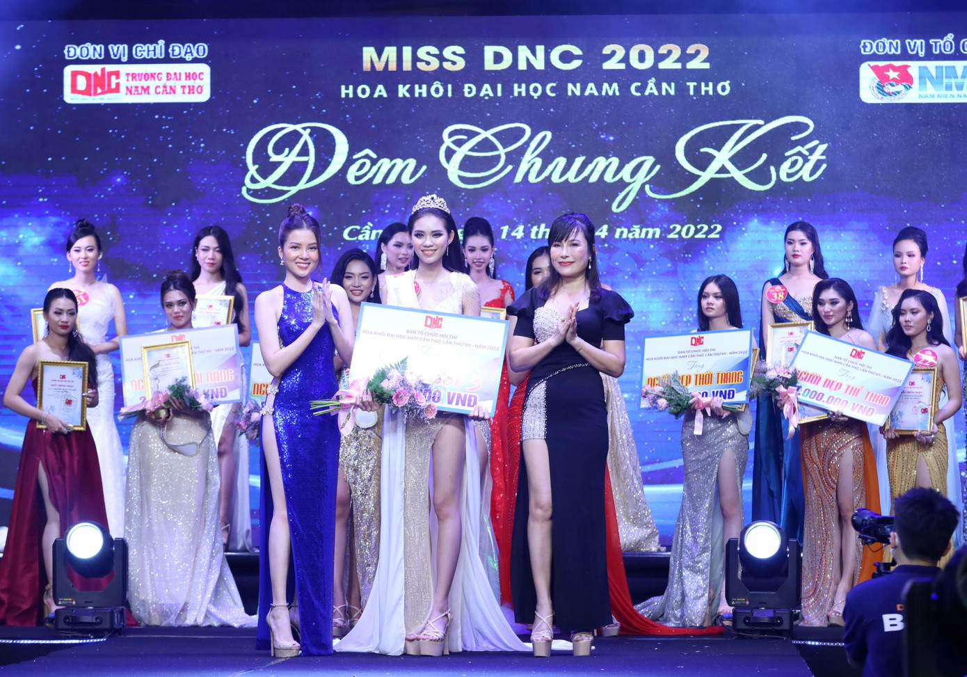 Á khôi 3 thuộc về thí sinh Văng Thị Chúc Lam Thí sinh Lê Thị Kim Hậu đoạt danh hiệu Á khôi 4. - Ảnh: Minh Trung Á khôi 3 thuộc về thí sinh Văng Thị Chúc Lam Thí sinh Lê Thị Kim Hậu đoạt danh hiệu Á khôi 4. - Ảnh: Minh Trung