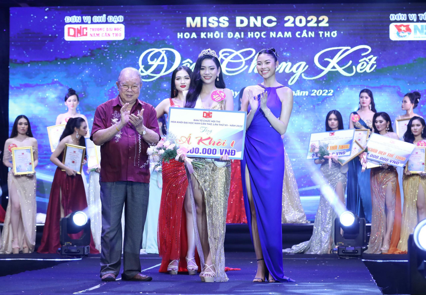 Thí sinh Nguyễn Thị Tuyết Linh đoạt danh hiệu Á khôi 1 Thí sinh Trần Khả Di đoạt danh hiệu Á khôi 2 Á khôi 3 thuộc về thí sinh Văng Thị Chúc Lam Thí sinh Lê Thị Kim Hậu đoạt danh hiệu Á khôi 4. - Ảnh: Minh Trung Thí sinh Nguyễn Thị Tuyết Linh đoạt danh hiệu Á khôi 1 Thí sinh Trần Khả Di đoạt danh hiệu Á khôi 2 Á khôi 3 thuộc về thí sinh Văng Thị Chúc Lam Thí sinh Lê Thị Kim Hậu đoạt danh hiệu Á khôi 4. - Ảnh: Minh Trung