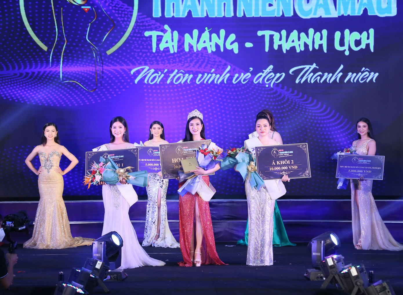 Thí sinh Trịnh Ánh Tuyết (váy đỏ) xuất sắc đạt danh hiệu Hoa khôi Thanh niên Cà Mau tài năng, thanh lịch. Thí sinh Trịnh Ánh Tuyết (váy đỏ) xuất sắc đạt danh hiệu Hoa khôi Thanh niên Cà Mau tài năng, thanh lịch.