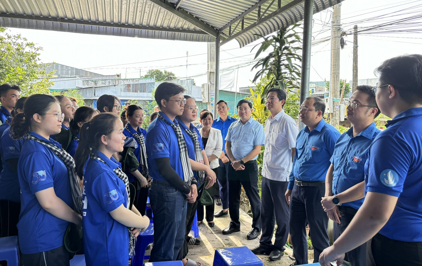 Anh Nguyễn Tường Lâm - Bí thư Trung ương Đoàn cùng lãnh đạo tỉnh Đồng Tháp thăm sinh viên tình nguyện.