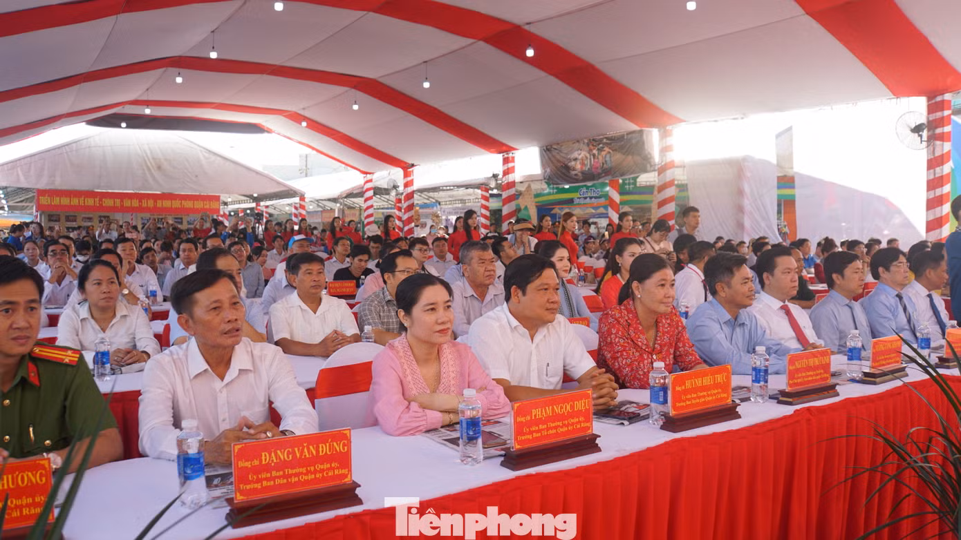 Quang cảnh khai mạc ngày hội Văn hóa chợ nổi Cái Răng, TP Cần Thơ, diễn ra sáng 10/7. Ảnh: Hòa Hội.