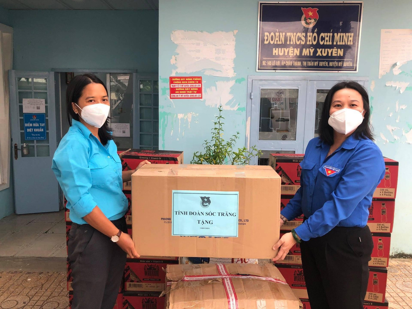 Chị Võ Kim Chuyền, Bí thư Tỉnh đoàn Sóc Trăng (bên phải) tặng quà cho Huyện đoàn Mỹ Xuyên. - Ảnh: TĐST