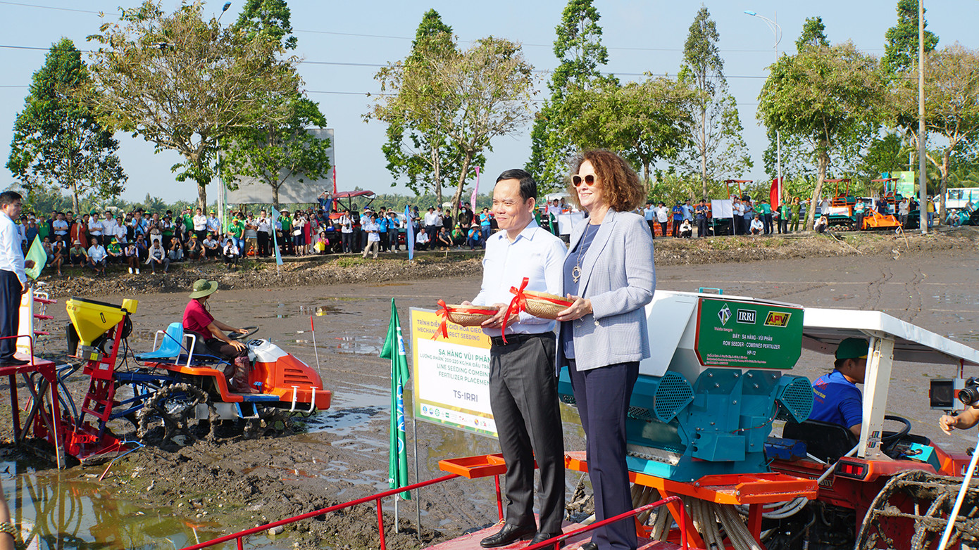 Phó Thủ tướng Trần Lưu Quang và bà Carolyn Turk - Giám đốc Quốc gia Ngân hàng Thế giới tại Việt Nam - thực hiện nghi thức phát động đề án 1 triệu ha lúa chất lượng cao. Ảnh: Hòa Hội. Phó Thủ tướng Trần Lưu Quang và bà Carolyn Turk - Giám đốc Quốc gia Ngân hàng Thế giới tại Việt Nam - thực hiện nghi thức phát động đề án 1 triệu ha lúa chất lượng cao. Ảnh: Hòa Hội.