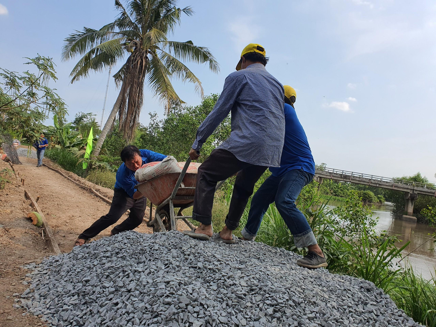 Sức trẻ trên công trình tình nguyện ĐVTN, cán bộ, chiến sỹ tham gia công trình