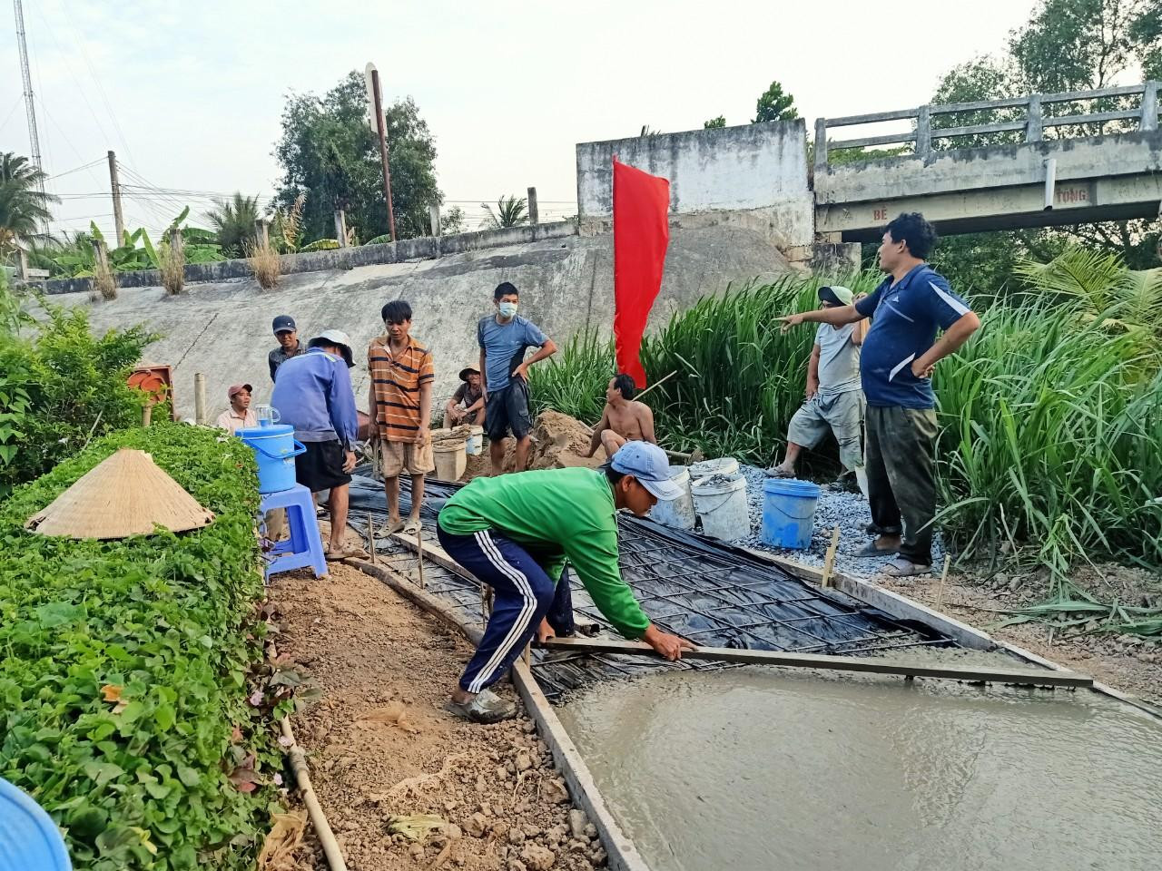 Bê tông hóa con đường nông thôn Sức trẻ trên công trình tình nguyện ĐVTN, cán bộ, chiến sỹ tham gia công trình