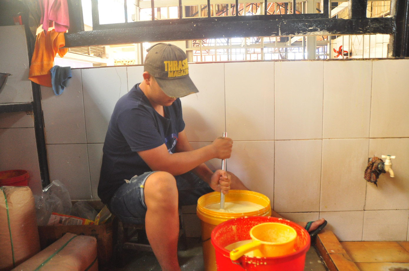 Bánh xèo được làm từ nguyên liệu chính là bột gạo, nước dừa, đậu hũ, đậu xanh, ăn kèm với bông điên điển và các loại rau núi Cấm. Từ những nguyên liệu chay thông thường có ở nhiều nơi, đầu bếp của Thiền viện Đông Lai đã tạo nên món bánh thơm ngon hấp dẫn. Người dân tình nguyện chẻ củi phụ giúp thiền viện duy trì lò lửa đúc bánh xèo.