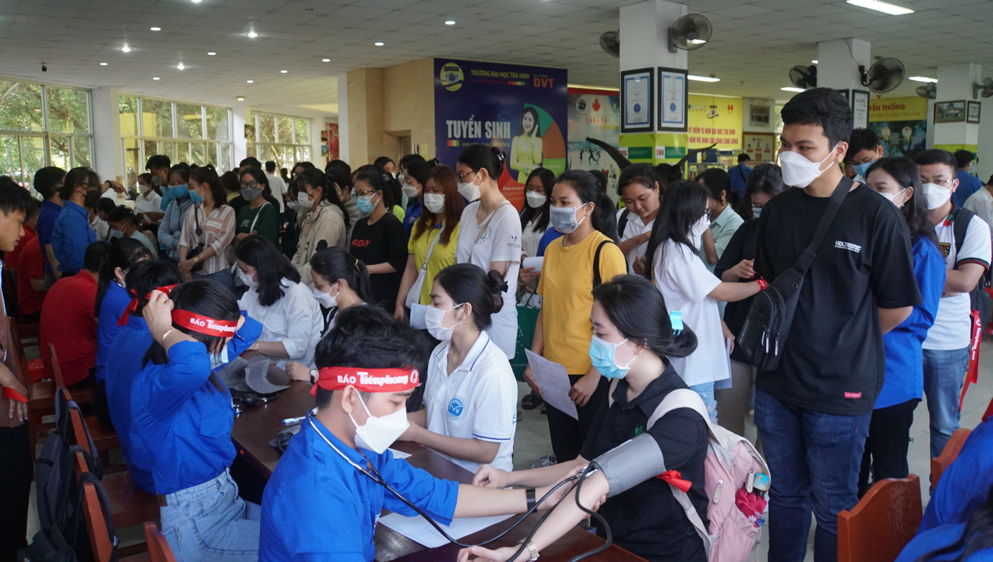 Đông đảo cán bộ, sinh viên Trường đại học Trà Vinh tham gia Chủ nhật Đỏ