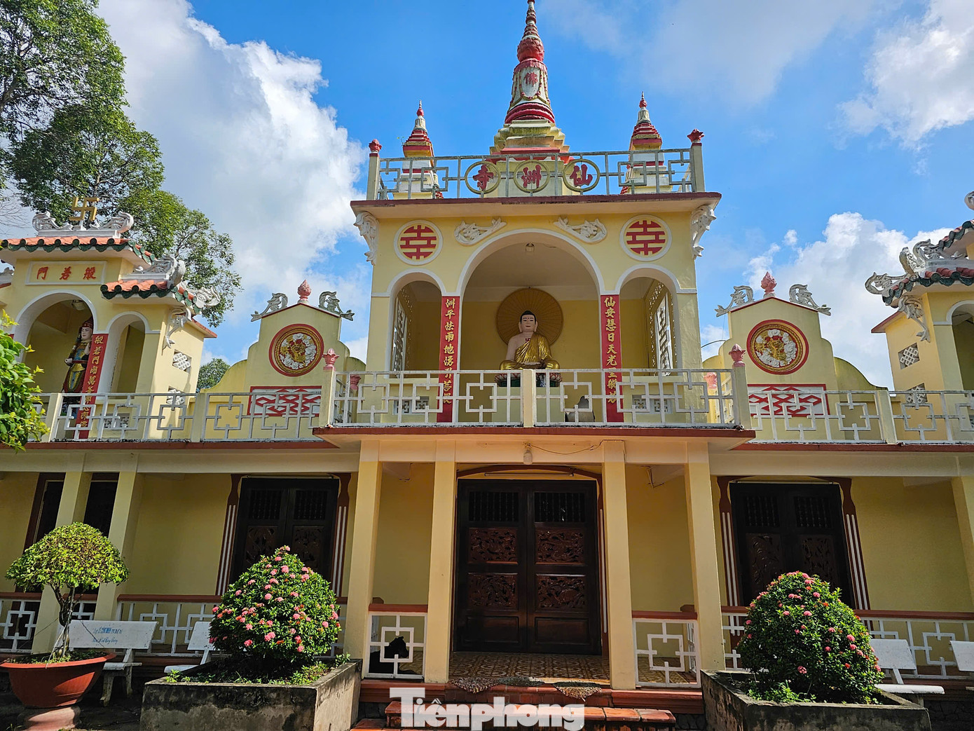 Chùa Tiên Châu tại ấp Bình Lương, xã cù lao An Bình, huyện Long Hồ, tỉnh Vĩnh Long, một trong những ngôi chùa lâu đời ở miền Tây Nam Bộ. Ngôi chùa không chỉ nổi bật bởi kiến trúc cổ kính, còn gắn với những truyền thuyết dân gian về tiên nữ.
