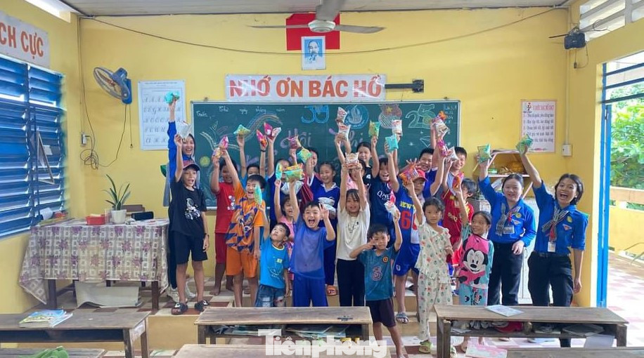 Các em hào hứng tham gia lớp học.