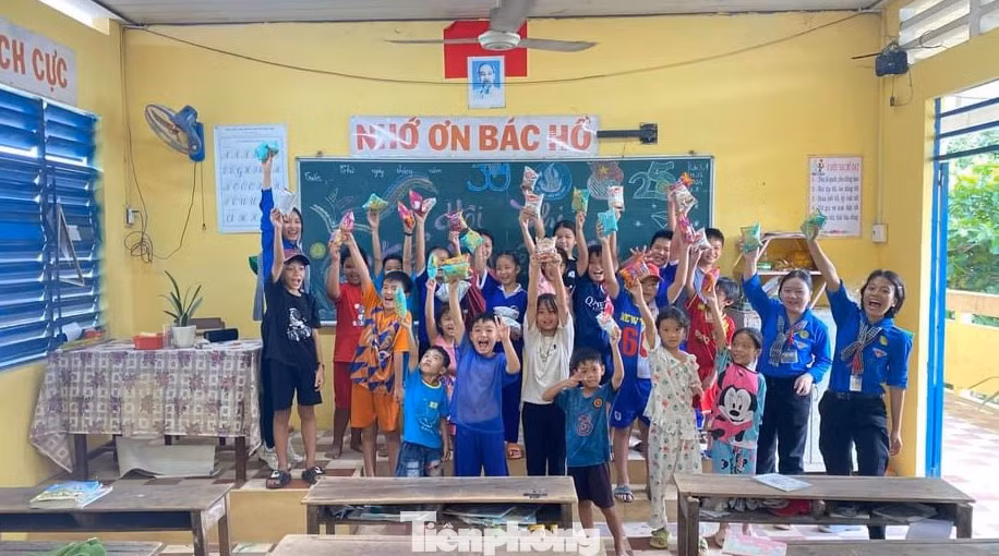 Các em hào hứng tham gia lớp học.