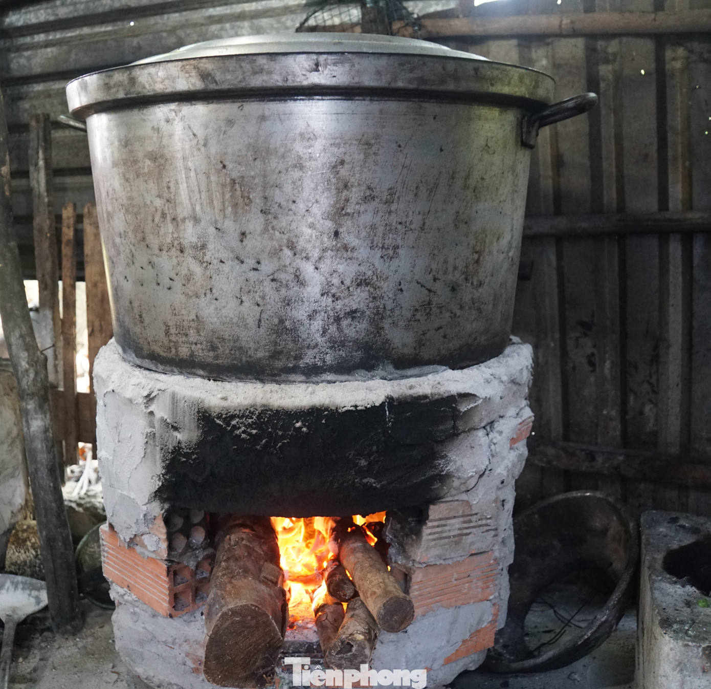 Giá những đòn bánh tét được gia đình giữ hơn mười năm qua không tăng, kể cả dịp Tết dù vật giá leo thang từng ngày. Đó là lý do món bánh tét lá cẩm này được thực khách khắp nơi yêu thích. Ảnh: Hòa Hội.