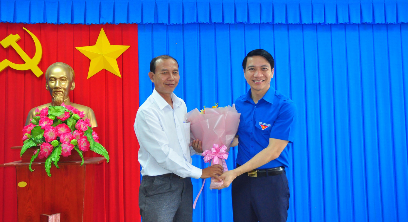 Ông Lê Văn Ngoan, Phó Bí thư thường trực Huyện ủy Càng Long cảm ơn tình cảm mà Trung ương Đoàn đã đến thăm, tặng quà cho gia đình chính sách, có công với cách mạng trên địa bàn huyện. Đồng thời, Phó Bí thư thường trực Huyện ủy Càng Long cho rằng, Trung ương Đoàn hỗ trợ, tặng quà có ý nghĩa quan trọng trong việc chăm lo gia đình chính sách dịp kỷ niệm giải phóng miền nam, thống nhất đất nước.